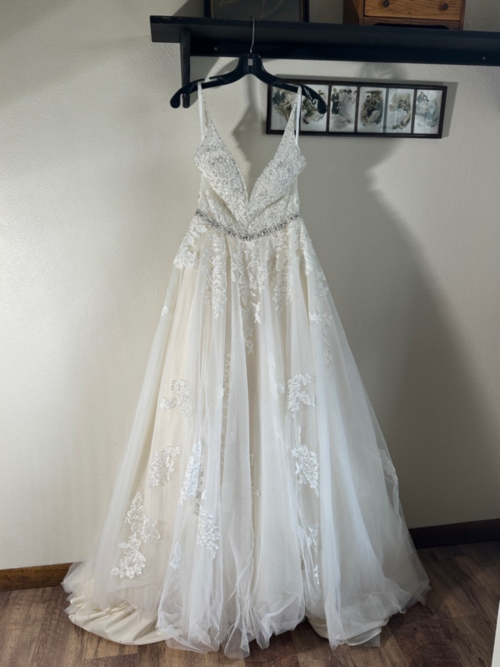 Ivory Lace Appliqué Wedding Dress with Beaded Waist